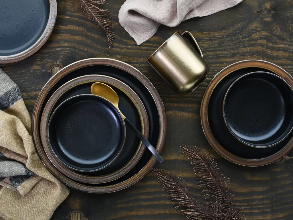 CreaTable 23592 Kombiservice Modern Industrial Für 4 Personen, Steinzeug, Schwarz/gold (1 Set, 16-teilig)